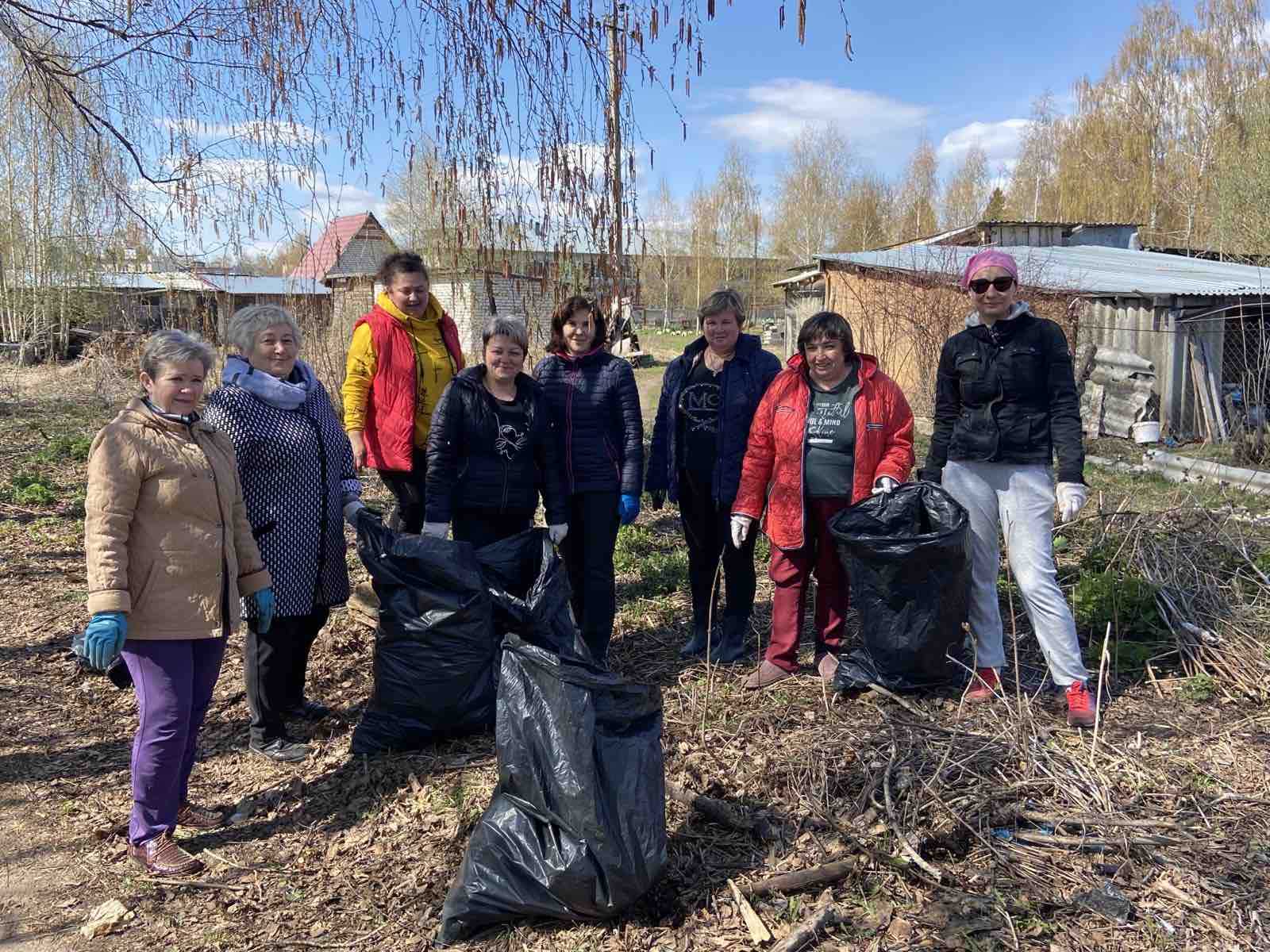 В преддверии праздника 1 мая: уборка на территории