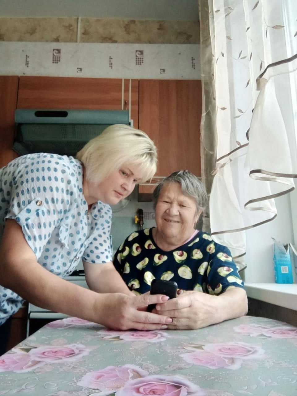 Социальные работники в рамках программы